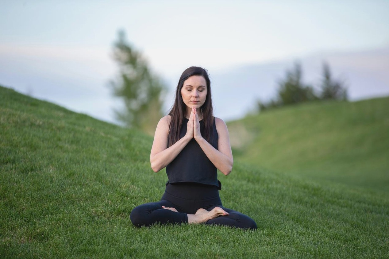 Siswa mengikuti kelas yoga
